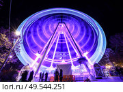 Ferris wheel at night at the fair in Granada, Andalusia, Spain. Ferris wheel at night at the fair in Granada. Стоковое фото, агентство Ingram Publishing / Фотобанк Лори