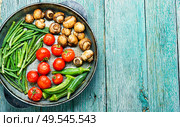 Mushrooms, tomatoes, beans and vigna cooked on grill.Grilled vegetables in iron grilling pan. Grilled vegetables in pan. Стоковое фото, агентство Ingram Publishing / Фотобанк Лори