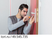 locksmith to fix a bathroom door with screwdriver. Стоковое фото, агентство Ingram Publishing / Фотобанк Лори