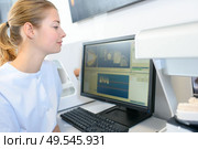 woman dentist looking at screen with patients x-ray. Стоковое фото, агентство Ingram Publishing / Фотобанк Лори