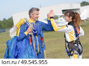 couple and happiness after skydiving. Стоковое фото, агентство Ingram Publishing / Фотобанк Лори