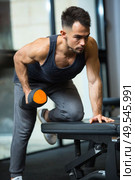 man pickup dumbell in gym. Стоковое фото, агентство Ingram Publishing / Фотобанк Лори