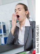 Woman yawning at office desk. Стоковое фото, агентство Ingram Publishing / Фотобанк Лори