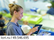 woman using tablet in fish market. Стоковое фото, агентство Ingram Publishing / Фотобанк Лори