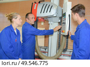 team of workers explaining complex machinery. Стоковое фото, агентство Ingram Publishing / Фотобанк Лори