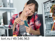 female technician on the phone. Стоковое фото, агентство Ingram Publishing / Фотобанк Лори