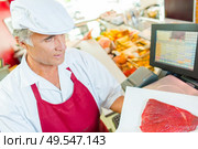 Butcher at work in his shop. Стоковое фото, агентство Ingram Publishing / Фотобанк Лори
