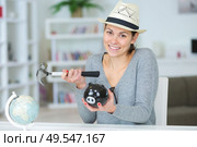 woman poised to smash piggy bank with hammer. Стоковое фото, агентство Ingram Publishing / Фотобанк Лори