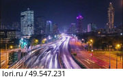 Dynamic time-lapse of sprawling city at night featuring streaking light trails from moving vehicles on busy highway framed by illuminated modern skyscrapers symbolizing urban dynamism and connectivity. Стоковое AI-видео, аниматор Елена Никишина / Фотобанк Лори