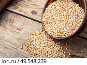 Raw green buckwheat on wooden background,vegan food.Diet concept. Green buckwheat on wooden table. Стоковое фото, агентство Ingram Publishing / Фотобанк Лори