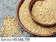 Raw green buckwheat in a bowl,pile of buckwheat. Useful green buckwheat. Стоковое фото, агентство Ingram Publishing / Фотобанк Лори