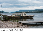 Старое маломерное судно у берега Енисея. Редакционное фото, фотограф Бородкин Андрей / Фотобанк Лори