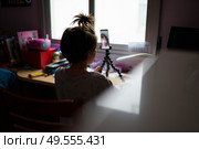 Two little girls talking via video conference with smartphone due to Covid-19 pandemic quarantine confinement. Little girls talking via video conference with smartphone. Стоковое фото, агентство Ingram Publishing / Фотобанк Лори