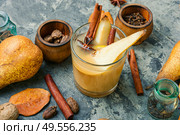 Autumn traditional popular mulled wine.Warm pear wine with spicy spices.. Pear alcoholic drink. Стоковое фото, агентство Ingram Publishing / Фотобанк Лори