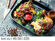 Appetizing chicken cooked in a grill pan.Popular meat food. Grilled chicken in a pan. Стоковое фото, агентство Ingram Publishing / Фотобанк Лори