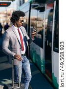 Black Businessman waiting for the next train. Man with afro hair commuting.. Black Businessman waiting for the next train. Стоковое фото, агентство Ingram Publishing / Фотобанк Лори