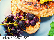 Grilled chicken breast marinated in grape sauce.Fried chicken fillet.Healthy food. Chicken roasted steak with grapes. Стоковое фото, агентство Ingram Publishing / Фотобанк Лори