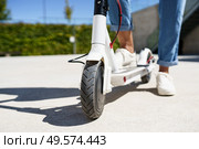 Detail of woman circulating in the city with an electric scooter. Woman circulating in the city with an electric scooter. Стоковое фото, агентство Ingram Publishing / Фотобанк Лори