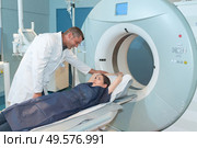 male doctor reassuring female patient before computed tomography scan. Стоковое фото, агентство Ingram Publishing / Фотобанк Лори
