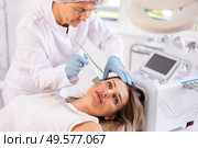 Professional female cosmetologist doing deep cleansing of facial skin of woman in beauty salon. Стоковое фото, фотограф Яков Филимонов / Фотобанк Лори