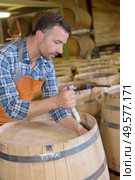 wood barrels production cooper using hammer and tools in workshop. Стоковое фото, агентство Ingram Publishing / Фотобанк Лори
