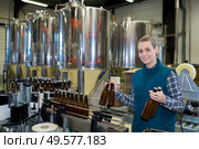 woman in brewery bottling plant. Стоковое фото, агентство Ingram Publishing / Фотобанк Лори