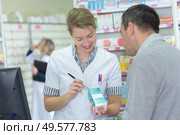 pharmacist writing the dosage on the box. Стоковое фото, агентство Ingram Publishing / Фотобанк Лори