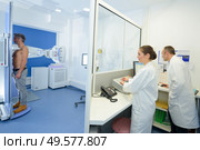 a male patiente having an x-ray. Стоковое фото, агентство Ingram Publishing / Фотобанк Лори