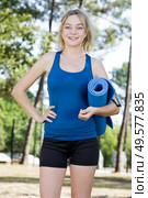 strong flexible fitness yoga woman with yoga mat outdoors. Стоковое фото, агентство Ingram Publishing / Фотобанк Лори