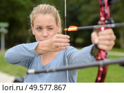 a girl is doing archery. Стоковое фото, агентство Ingram Publishing / Фотобанк Лори