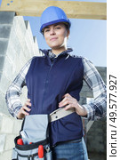a happy candid female builder. Стоковое фото, агентство Ingram Publishing / Фотобанк Лори