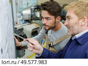 senior and young engineer at workplace. Стоковое фото, агентство Ingram Publishing / Фотобанк Лори
