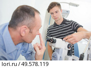 an ophtalmologist giving the instructions. Стоковое фото, агентство Ingram Publishing / Фотобанк Лори