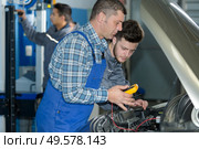 checking voltage of a car. Стоковое фото, агентство Ingram Publishing / Фотобанк Лори