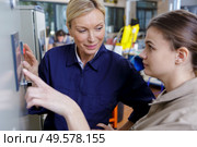 young female engineer with female teacher. Стоковое фото, агентство Ingram Publishing / Фотобанк Лори