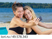 two women do selfie on vacation on the beach. Стоковое фото, агентство Ingram Publishing / Фотобанк Лори