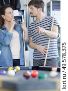 couple discussing tactics for snooker game. Стоковое фото, агентство Ingram Publishing / Фотобанк Лори