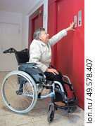 old woman in a wheelchair using lift. Стоковое фото, агентство Ingram Publishing / Фотобанк Лори