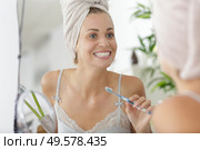 portrait of beautiful young woman brushing teeth. Стоковое фото, агентство Ingram Publishing / Фотобанк Лори