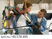 glazier using silicone tools repairing to fix crack broken windscreen. Стоковое фото, агентство Ingram Publishing / Фотобанк Лори