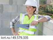 happy woman builder worker plastering a wall. Стоковое фото, агентство Ingram Publishing / Фотобанк Лори