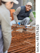 young construction worker laying foundations. Стоковое фото, агентство Ingram Publishing / Фотобанк Лори