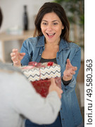 man gives presents to his girlfriend. Стоковое фото, агентство Ingram Publishing / Фотобанк Лори