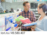 couple deciding on new sportswear in sports store. Стоковое фото, агентство Ingram Publishing / Фотобанк Лори