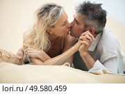 happy senior couple kissing at the beach. Стоковое фото, агентство Ingram Publishing / Фотобанк Лори