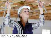 portait of a woman working with ceiling. Стоковое фото, агентство Ingram Publishing / Фотобанк Лори