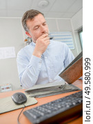 man calmly selecting tiles in office. Стоковое фото, агентство Ingram Publishing / Фотобанк Лори
