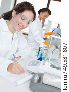 concept of laboratory technician taking notes. Стоковое фото, агентство Ingram Publishing / Фотобанк Лори