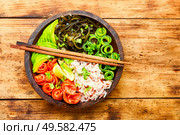 Hawaiian salmon poke bowl with rice,seaweed and avocado. Poke bowl,traditional hawaii food. Стоковое фото, агентство Ingram Publishing / Фотобанк Лори