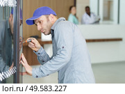 joiner with screwdriver mounting equipment in clinic. Стоковое фото, агентство Ingram Publishing / Фотобанк Лори